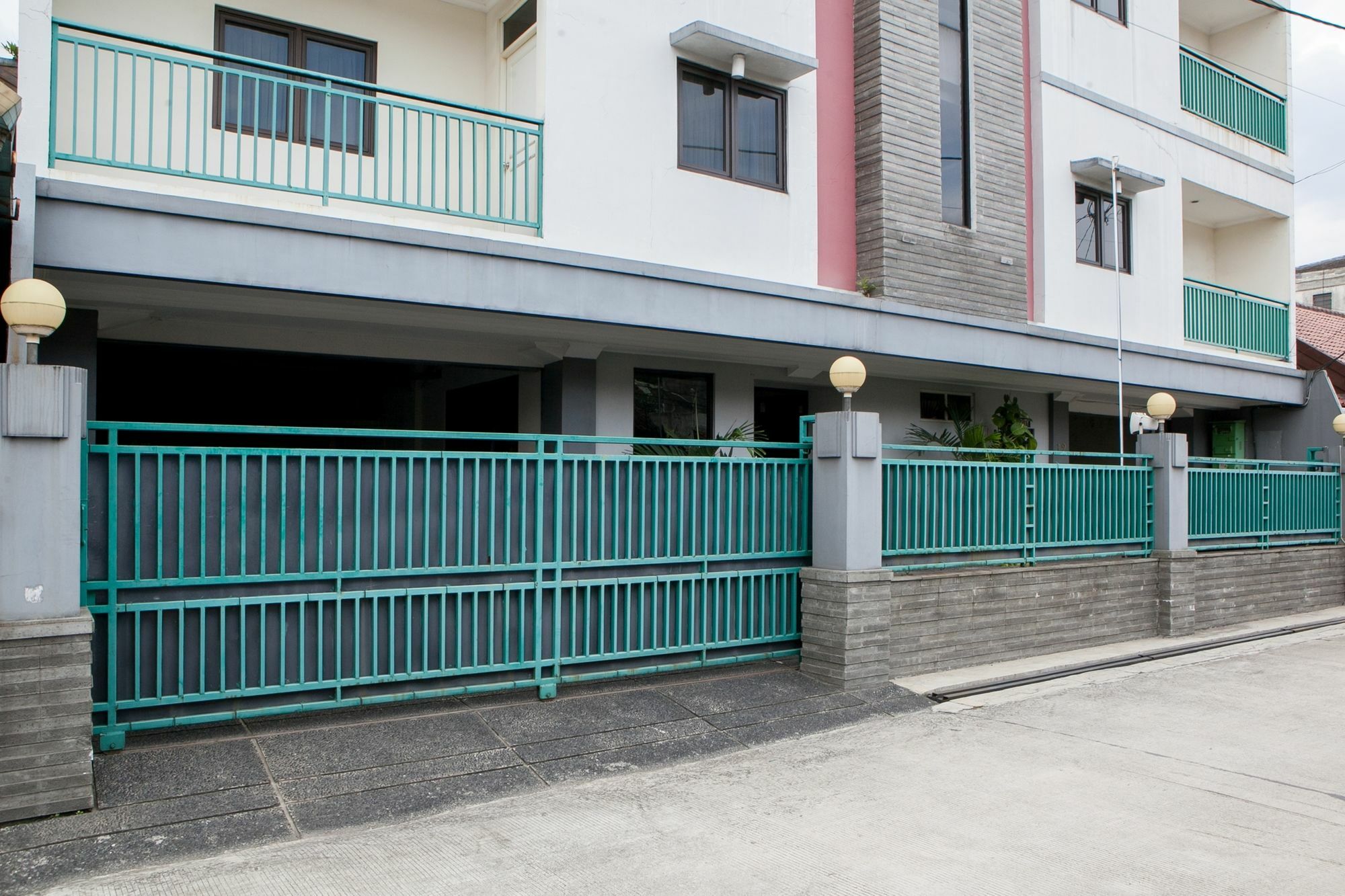 Hotel RedDoorz @ Buah Batu Bandung Zewnętrze zdjęcie